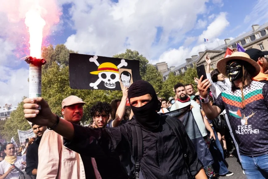 Anti-Government Protestors Popular use of "ONE PIECE" flag causing bans on flag, manga, anime, series.